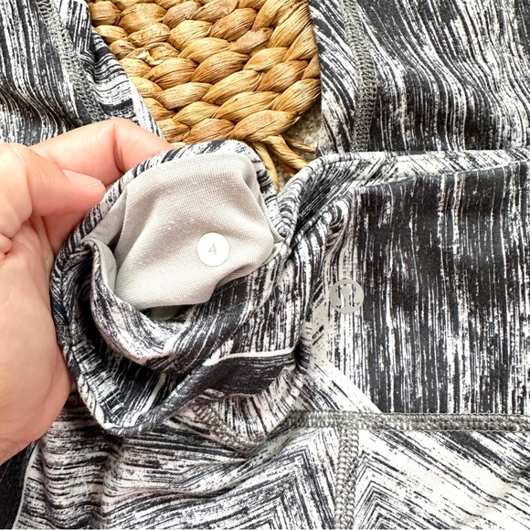 Lululemon Wunder Under Crop II Full-On Luon Heat Wave White Black Size 4 - Picture 9 of 13
